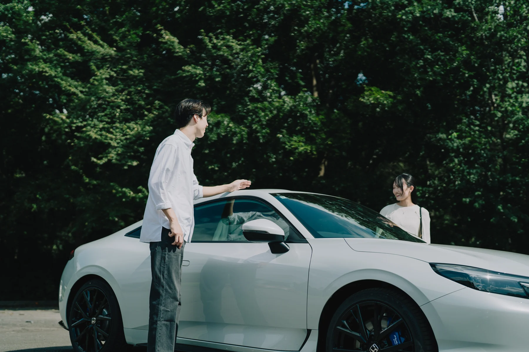 Lymoの撮影より、車のそばで会話する二人